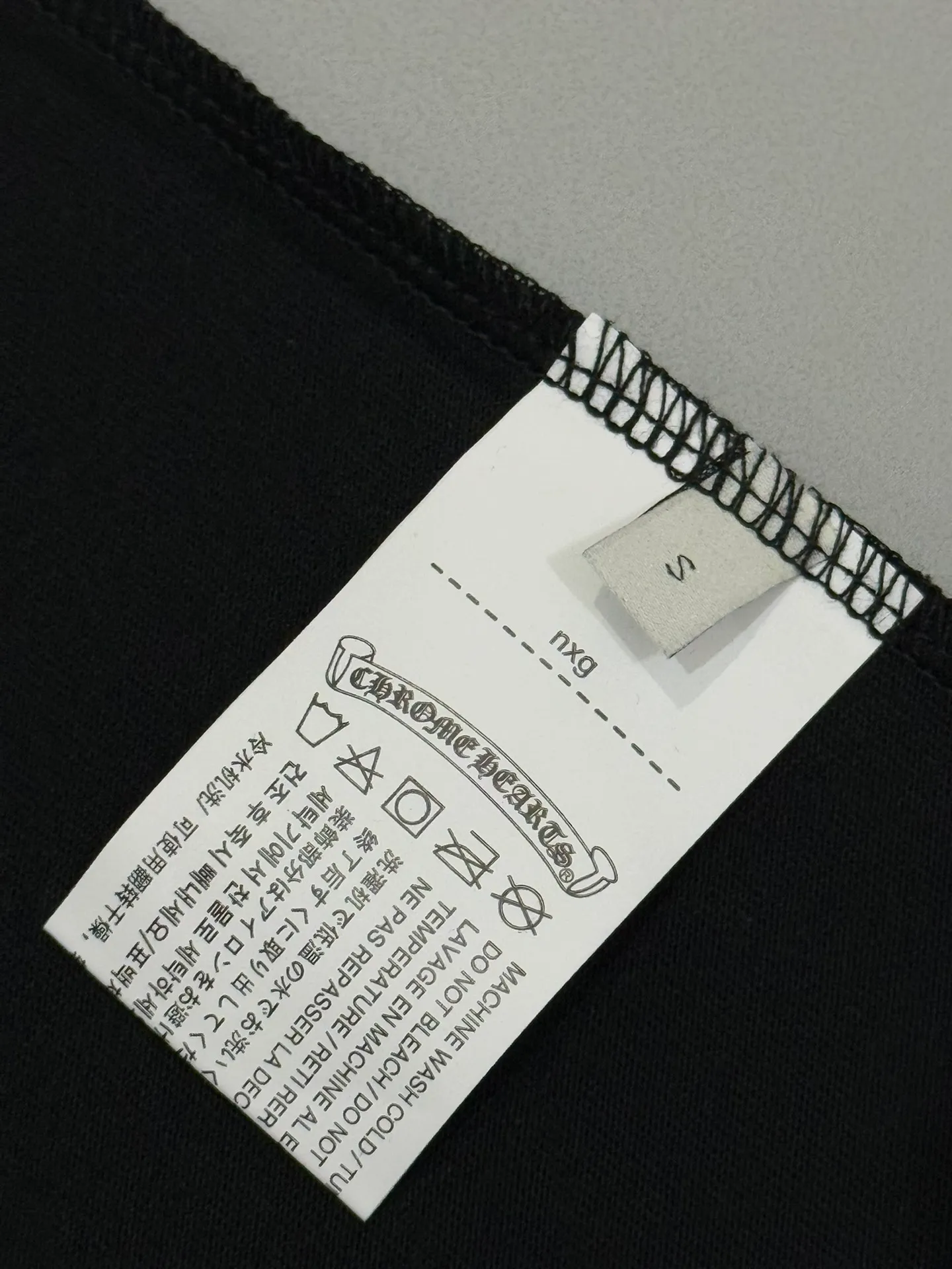 🅿️190 [High quality] Chrome hearts Chrome hearts 2025 new first release latest short-sleeved round neck T-shirt, high-end customization, avant-garde and fashionable design! The brand logo is applied to the front and back cuffs using 100,000 needle embroidery techniques. High-end customized 280g fabric. Soft to the touch. Comfortable to wear. Exquisite stitching. Fine workmanship. The upper body effect is incomparably handsome! Same style for men and women, color: white, black size: S to xL